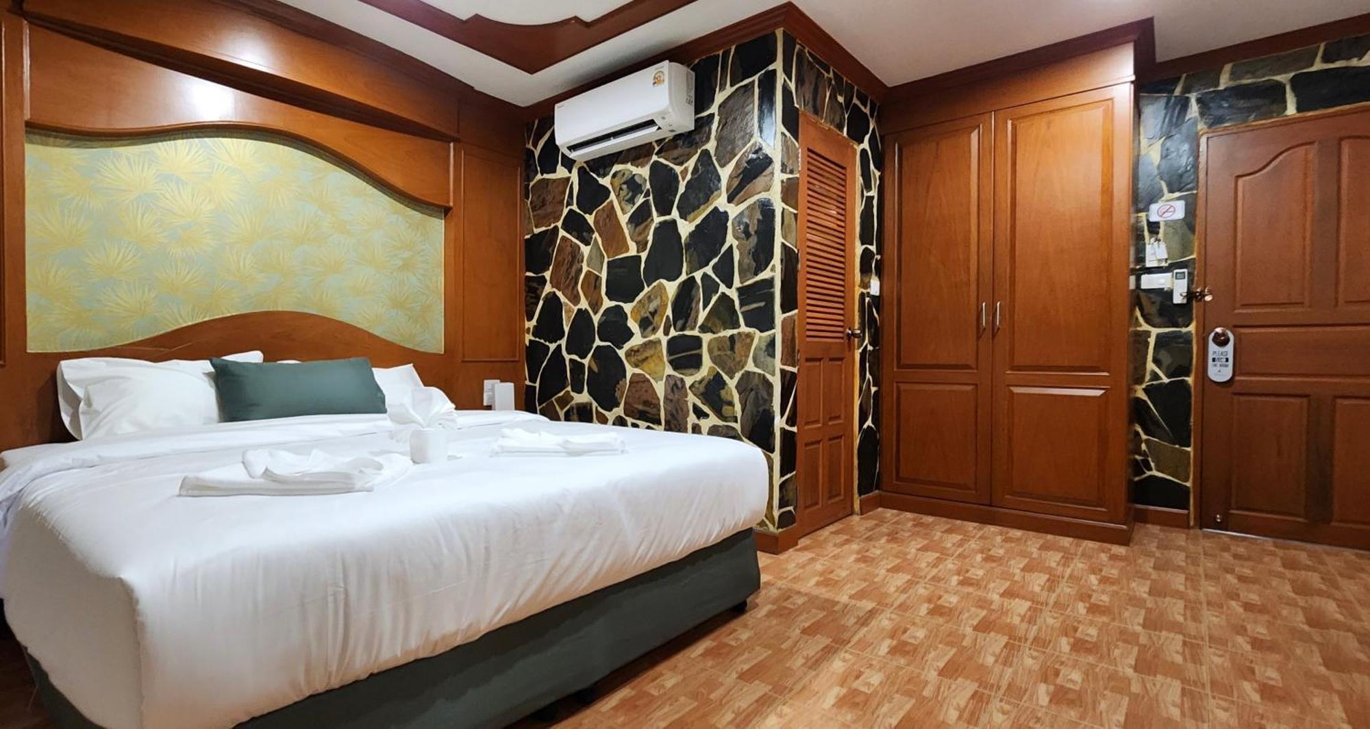 Arya Suites Patong Beach ภายนอก รูปภาพ